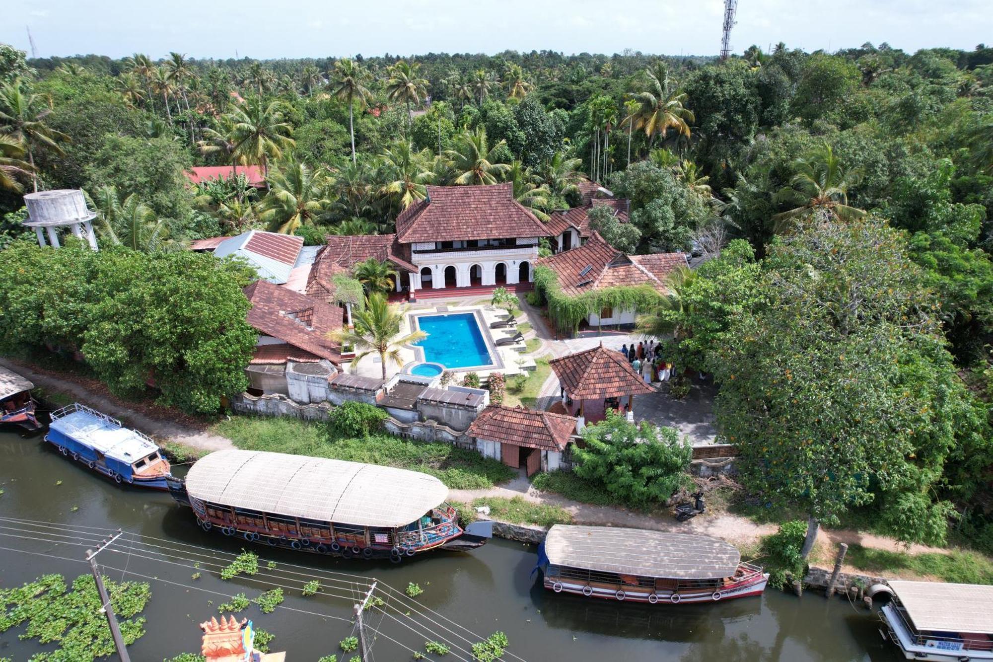 Kumarakom Tharavadu - A Heritage Hotel, クマラコム エクステリア 写真